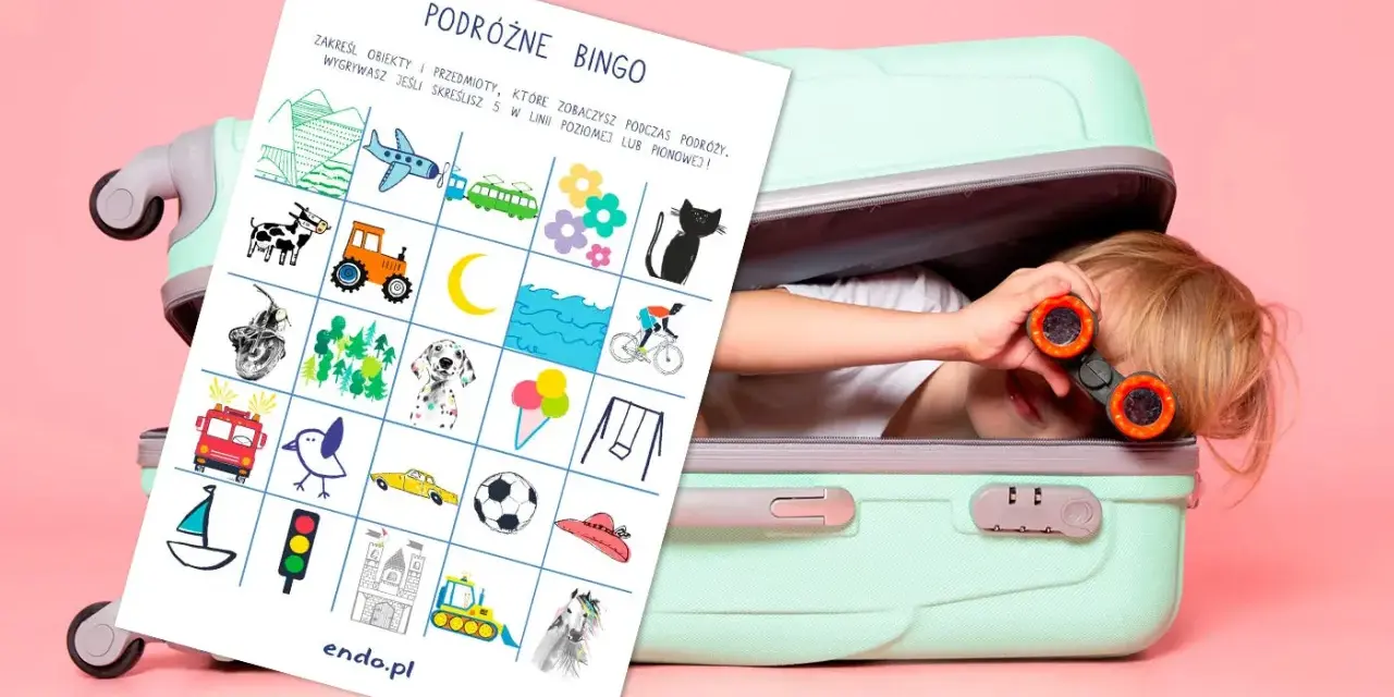 Dziecko z lornetką w walizce, obok plansza z rysunkami do gry "Podróżne Bingo".