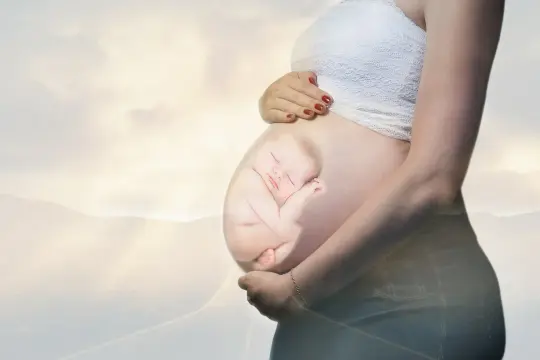 Piękny prezent dla świeżo upieczonej mamy: śpiące dziecko w brzuchu, otoczone delikatnym światłem i krajobrazem.