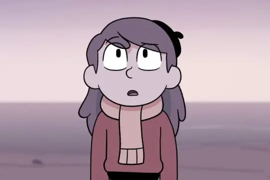 Hilda, bohaterka seriali dla dzieci 10-12 lat Netflix, patrzy z zaskoczeniem na coś poza kadrem.